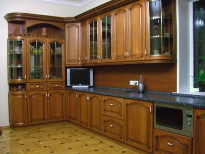 Кухонный гарнитур с фасадами из массива дуба и буфетом с витражами и колонкой с радиусными фасадами