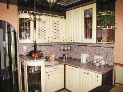 Кухонный гарнитур с фасадами из массива дуба с витражами, декоративными элементами и барной стойкой